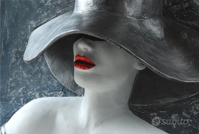 Donna con cappello color grafite.