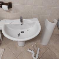 lavandino con miscelatore e scarico 