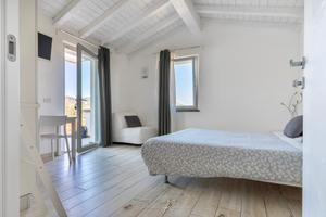 Monolocale con bagno e angolo cottura