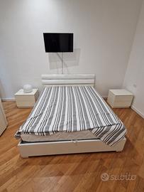 Letto con contenitore 2 comodini tavolo e 4 sedie