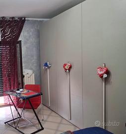 Armadio con scrivania e sedia