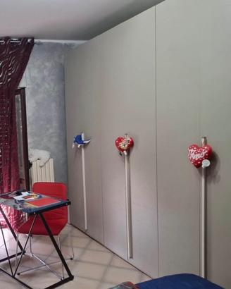 Armadio con scrivania e sedia