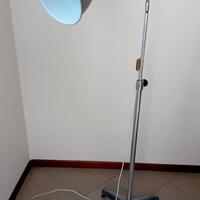 Lampada da terra regolabile con braccio flessibile