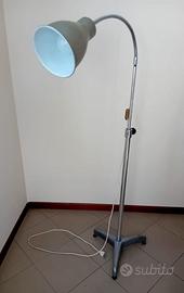 Lampada da terra regolabile con braccio flessibile