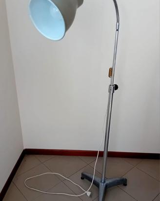 Lampada da terra regolabile con braccio flessibile