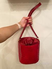 Borsa a secchiello rossa in coccodrillo