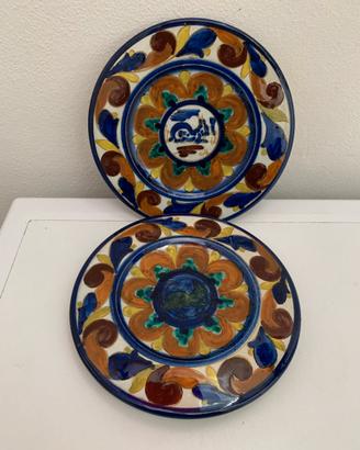 Due piatti in maiolica umbra