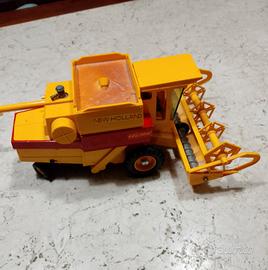 Modellino New Holland TR85 - Britains 1:32 (V