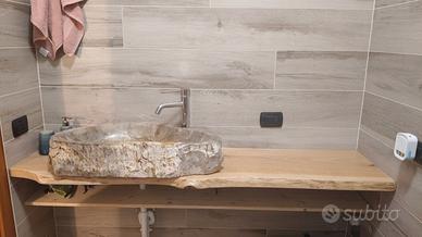 Piano in legno con lavandino in pietra - Bagno
