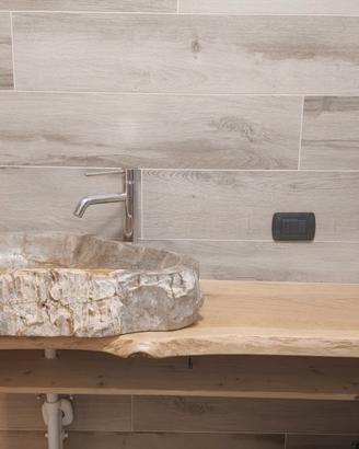 Piano in legno con lavandino in pietra - Bagno