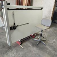 Tavolo da disegno con tecnigrafo e sgabello