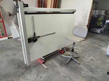 Tavolo da disegno con tecnigrafo e sgabello