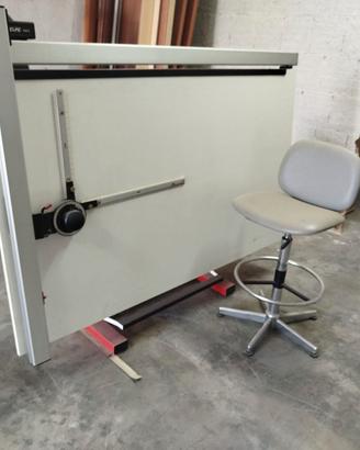 Tavolo da disegno con tecnigrafo e sgabello