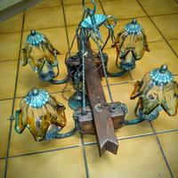 Lampadario in legno e ferro battuto 
