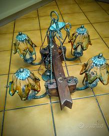 Lampadario in legno e ferro battuto 