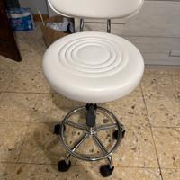 Sgabello regulabille con ruote