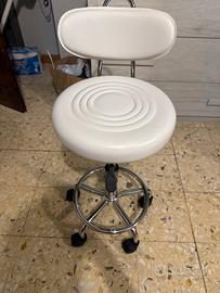 Sgabello regulabille con ruote