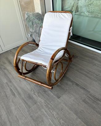 Poltrona in bambu a dondolo