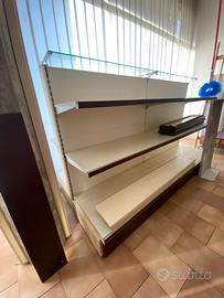 Scaffali mobili con pianale in vetro per negozio.