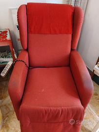 Poltrona relax elettrica con funzione alzapersona.