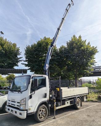 Isuzu 75 q.li cassone fisso e grù 4 sfili