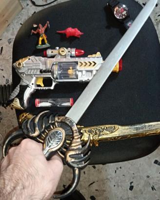 Lotto giocattoli misti per bambino, spada, pistola