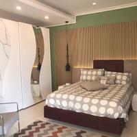 Camera da letto bianca con impianto led touch