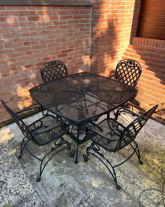 Tavolo e sedie da giardino