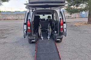 Peugeot rifter trasporto disabili pianale ribassat