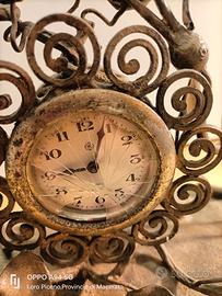 Vecchio orologio da camino