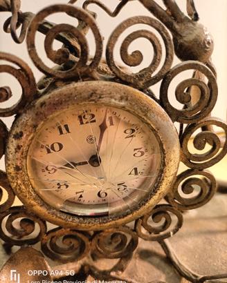 Vecchio orologio da camino