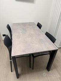 Tavolo cucina allungabile + 4 sedie