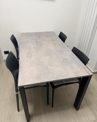 Tavolo cucina allungabile + 4 sedie
