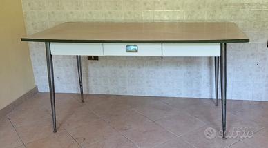 Tavolo vintage in formica con gambe in metallo
