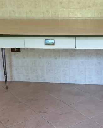 Tavolo vintage in formica con gambe in metallo
