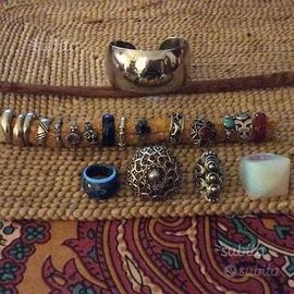 Anelli etnici e di pietra dura