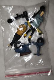 SET DIORAMA 1/64  PERSONAGGI + VESPA E MONOPATTINI