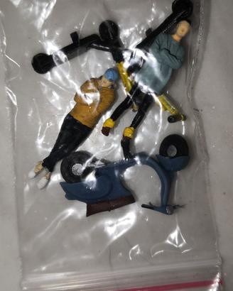 SET DIORAMA 1/64  PERSONAGGI + VESPA E MONOPATTINI