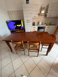 Tavolo da pranzo allungabile in legno con 8 sedie