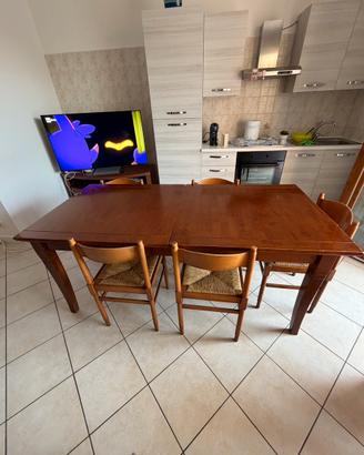Tavolo da pranzo allungabile in legno con 8 sedie