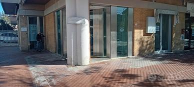 Negozio ad angolo. Benesposto viale nettuno