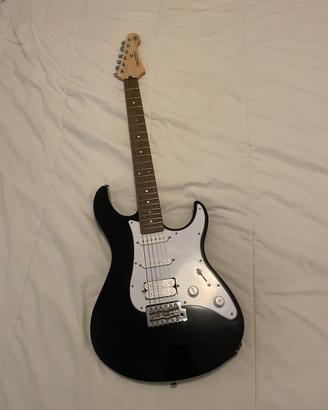 Chitarra elettrica Yamaha Pacifica 012 + accessori