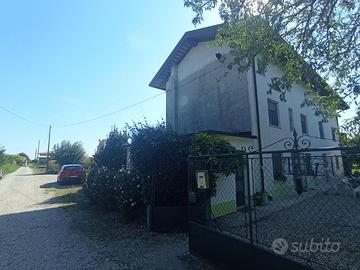 Il calore della casa di famiglia con giardino e...
