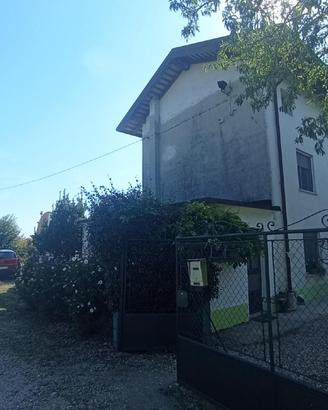 Il calore della casa di famiglia con giardino e...