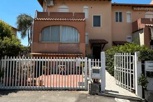 Elegante villetta a schiera con ampio giardino
