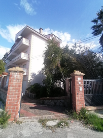 Stabile con grande giardino