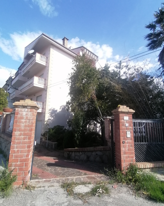 Stabile con grande giardino