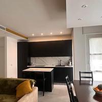 Cucina moderna nera con isola