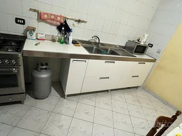 Cucina completa con frigorifero