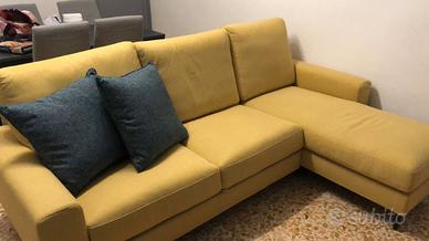 divano con poggiapiedi estraibile